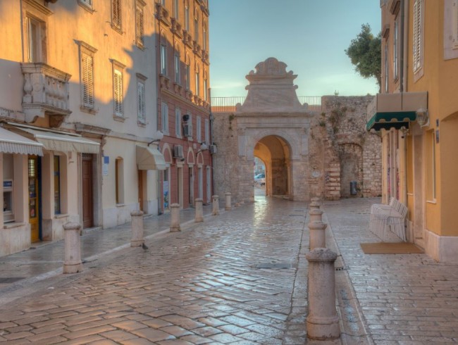 Historische Altstadt von Zadar mit dem Seetor © Shutterstock
