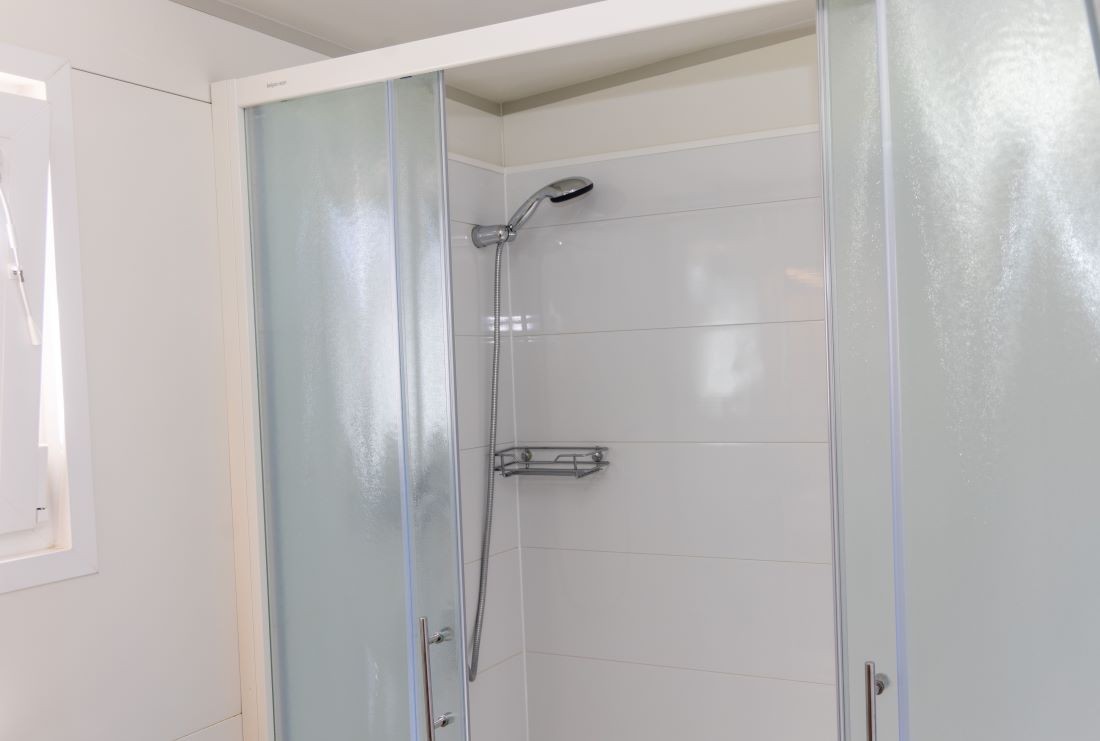 Badezimmer mit Dusche