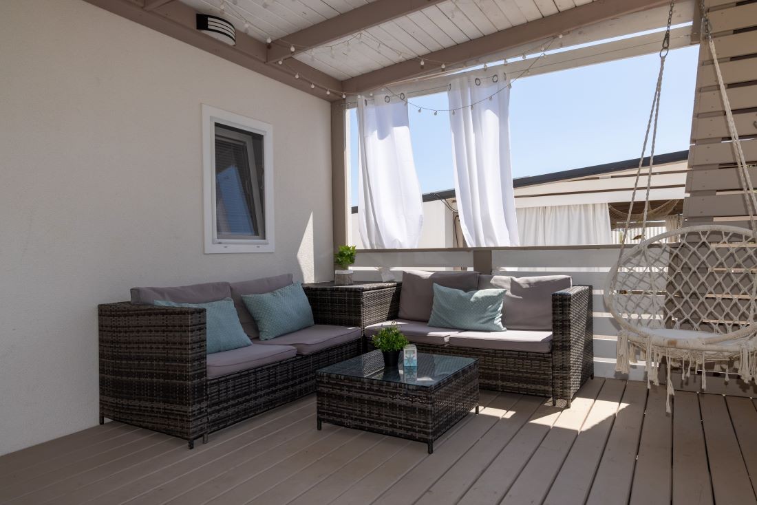 Möblierte schattige Terrasse