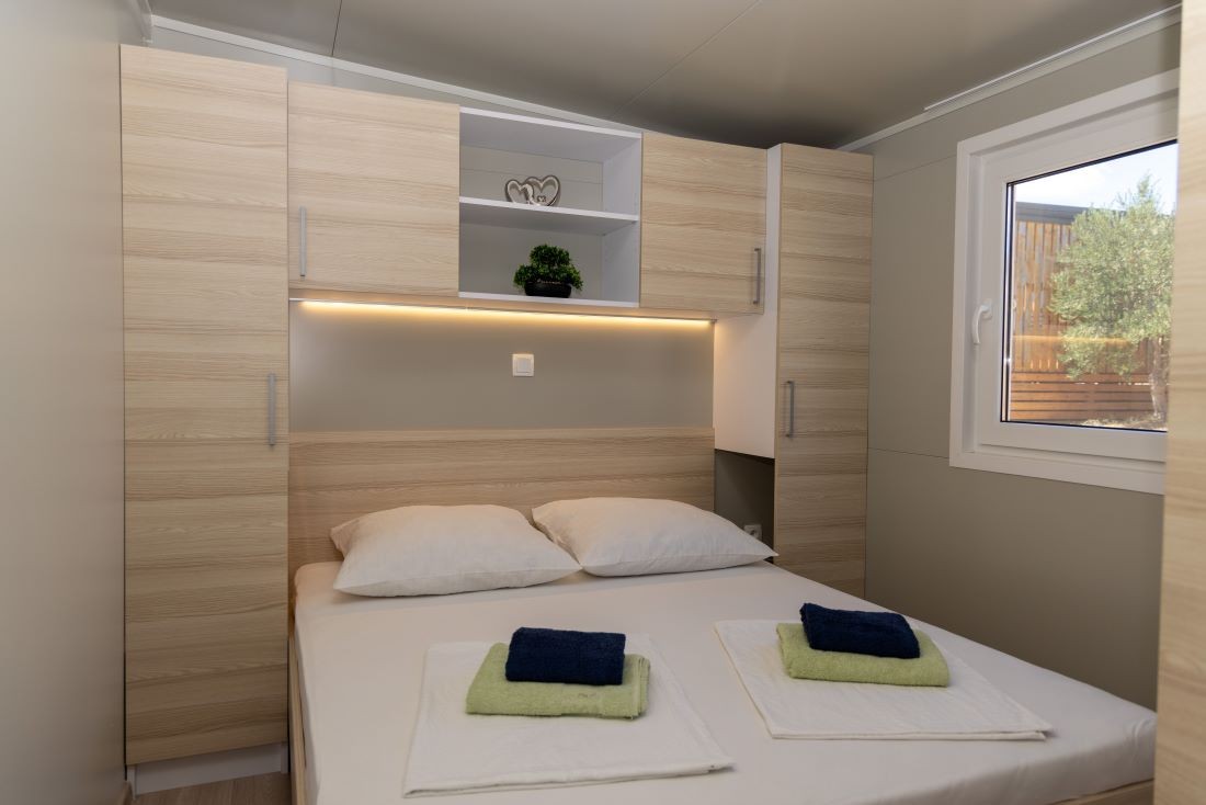 Schlafzimmer mit Doppelbett