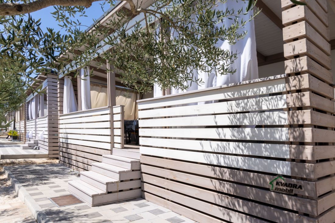 Eingang und Terrasse beim Mobile Home Plage in Kroatien