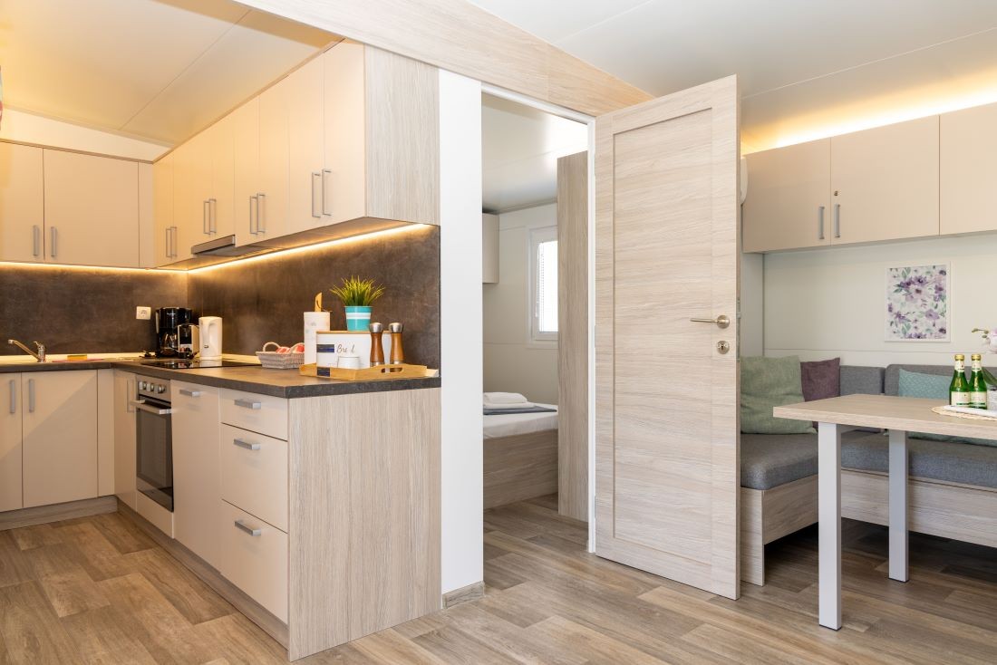 Wohnküche mit Durchgang ins Schlafzimmer