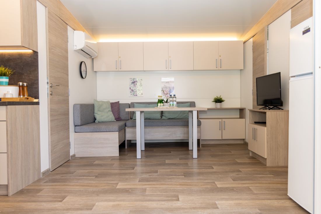 Esstisch mit Flat-TV